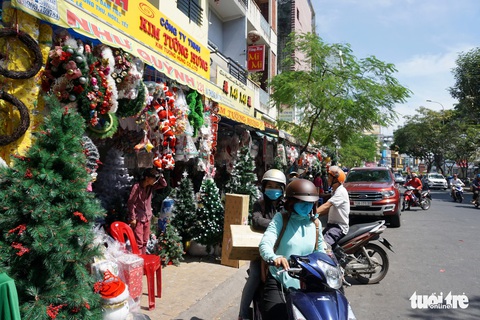 Người Sài Gòn tất bật mua sắm trang hoàng dịp Noel - Ảnh 5. Người Sài Gòn tất bật mua sắm trang hoàng dịp Noel - Ảnh 5.