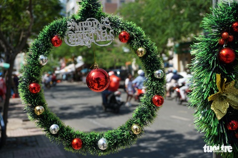 Người Sài Gòn tất bật mua sắm trang hoàng dịp Noel - Ảnh 2. Người Sài Gòn tất bật mua sắm trang hoàng dịp Noel - Ảnh 2.
