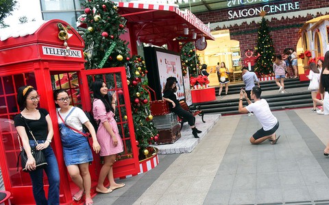 Sài Gòn rộn rã chuẩn bị đón Noel và Tết Dương lịch - Ảnh 1. Sài Gòn rộn rã chuẩn bị đón Noel và Tết Dương lịch - Ảnh 1.