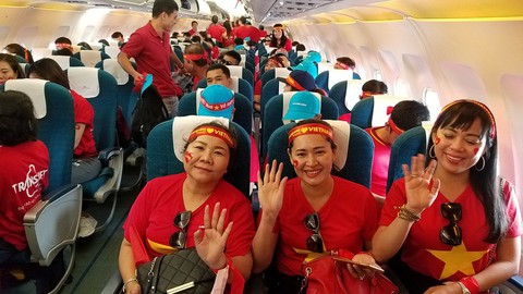 Cổ động viên Việt rần rần đổ bộ Malaysia - Ảnh 6. Cổ động viên Việt rần rần đổ bộ Malaysia - Ảnh 6.