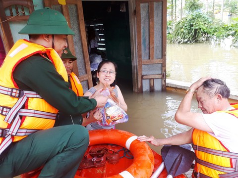 Bộ đội vượt lũ dữ cứu trợ dân Quảng Nam bị cô lập - Ảnh 7. Bộ đội vượt lũ dữ cứu trợ dân Quảng Nam bị cô lập - Ảnh 7.