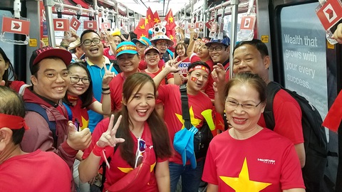 Cổ động viên Việt rần rần đổ bộ Malaysia - Ảnh 1. Cổ động viên Việt rần rần đổ bộ Malaysia - Ảnh 1.