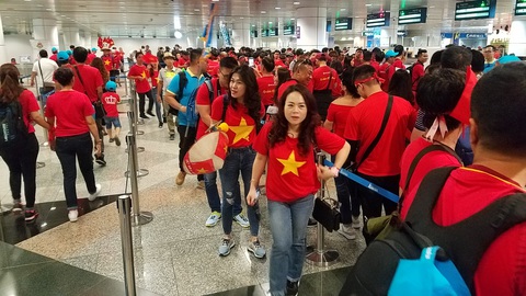 Cổ động viên Việt rần rần đổ bộ Malaysia - Ảnh 2. Cổ động viên Việt rần rần đổ bộ Malaysia - Ảnh 2.