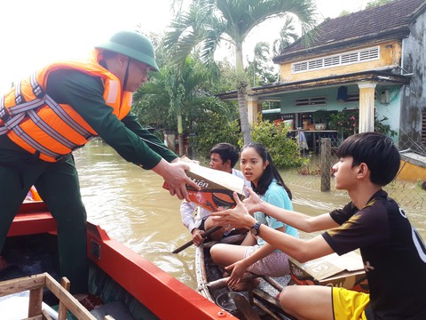 Bộ đội vượt lũ dữ cứu trợ dân Quảng Nam bị cô lập - Ảnh 8. Bộ đội vượt lũ dữ cứu trợ dân Quảng Nam bị cô lập - Ảnh 8.