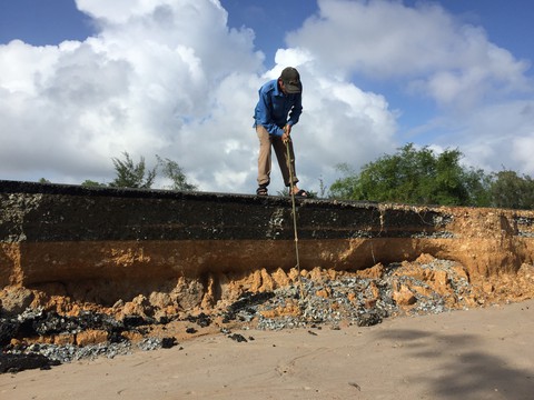 Quảng Nam: Dứt mưa nhưng quốc lộ 1 vẫn ngập sâu - Ảnh 1. Quảng Nam: Dứt mưa nhưng quốc lộ 1 vẫn ngập sâu - Ảnh 1.