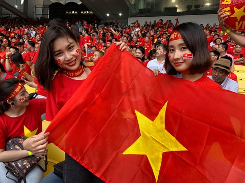 Cổ động viên Việt đội mưa đến chảo lửa Bukit Jalil - Ảnh 15. Cổ động viên Việt đội mưa đến chảo lửa Bukit Jalil - Ảnh 15.