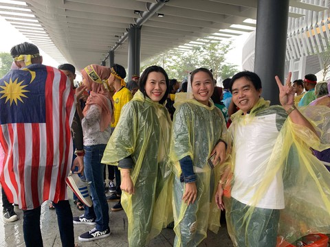 Cổ động viên Việt đội mưa đến chảo lửa Bukit Jalil - Ảnh 7. Cổ động viên Việt đội mưa đến chảo lửa Bukit Jalil - Ảnh 7.