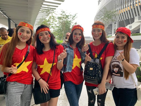 Cổ động viên Việt đội mưa đến chảo lửa Bukit Jalil - Ảnh 6. Cổ động viên Việt đội mưa đến chảo lửa Bukit Jalil - Ảnh 6.