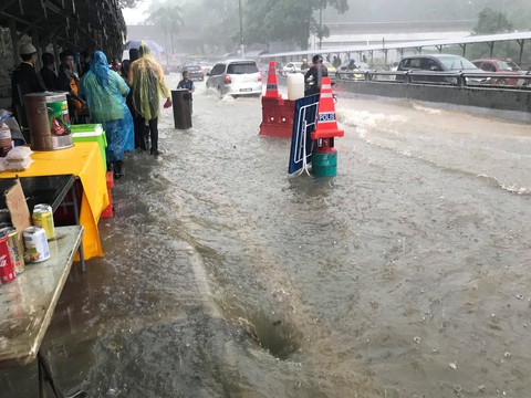 Cổ động viên Việt đội mưa đến chảo lửa Bukit Jalil - Ảnh 4. Cổ động viên Việt đội mưa đến chảo lửa Bukit Jalil - Ảnh 4.