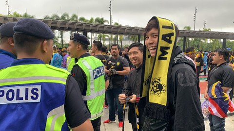 Cổ động viên Việt đội mưa đến chảo lửa Bukit Jalil - Ảnh 12. Cổ động viên Việt đội mưa đến chảo lửa Bukit Jalil - Ảnh 12.