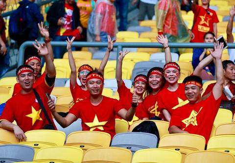 Cổ động viên Việt đội mưa đến chảo lửa Bukit Jalil - Ảnh 10. Cổ động viên Việt đội mưa đến chảo lửa Bukit Jalil - Ảnh 10.