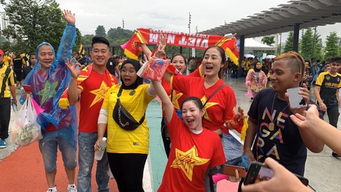 Cổ động viên Việt đội mưa đến chảo lửa Bukit Jalil - Ảnh 14. Cổ động viên Việt đội mưa đến chảo lửa Bukit Jalil - Ảnh 14.