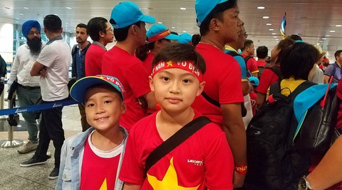 Cổ động viên Việt rần rần đổ bộ Malaysia - Ảnh 7. Cổ động viên Việt rần rần đổ bộ Malaysia - Ảnh 7.