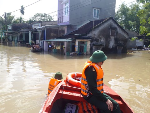 Bộ đội vượt lũ dữ cứu trợ dân Quảng Nam bị cô lập - Ảnh 9. Bộ đội vượt lũ dữ cứu trợ dân Quảng Nam bị cô lập - Ảnh 9.