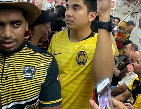 Bộ trưởng 26 tuổi Malaysia gây sốt mạng khi đi tàu điện ngầm đến sân Bukit Jalil - Ảnh 1. Bộ trưởng 26 tuổi Malaysia gây sốt mạng khi đi tàu điện ngầm đến sân Bukit Jalil - Ảnh 1.