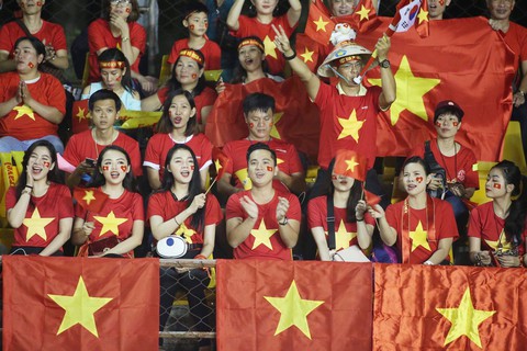 90.000 CĐV ở chảo lửa Bukit Jalil kinh khủng như thế nào? - Ảnh 1. 90.000 CĐV ở chảo lửa Bukit Jalil kinh khủng như thế nào? - Ảnh 1.