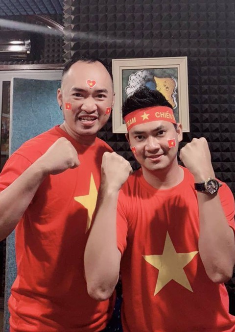 Quyền Linh mua áo đỏ, cờ đỏ chờ đêm nay - Ảnh 1. Quyền Linh mua áo đỏ, cờ đỏ chờ đêm nay - Ảnh 1.
