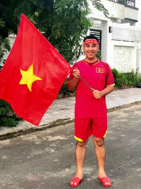 Quyền Linh mua áo đỏ, cờ đỏ chờ đêm nay - Ảnh 2. Quyền Linh mua áo đỏ, cờ đỏ chờ đêm nay - Ảnh 2.