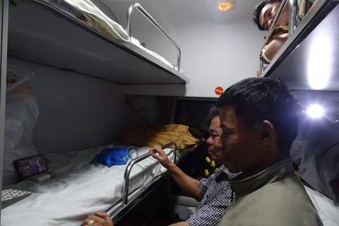 Xem chung kết lượt đi Việt Nam - Malaysia trong tiếng xình xịch... tàu hỏa - Ảnh 1. Xem chung kết lượt đi Việt Nam - Malaysia trong tiếng xình xịch... tàu hỏa - Ảnh 1.
