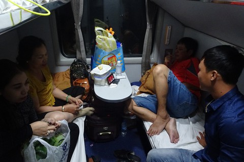 Xem chung kết lượt đi Việt Nam - Malaysia trong tiếng xình xịch... tàu hỏa - Ảnh 2. Xem chung kết lượt đi Việt Nam - Malaysia trong tiếng xình xịch... tàu hỏa - Ảnh 2.