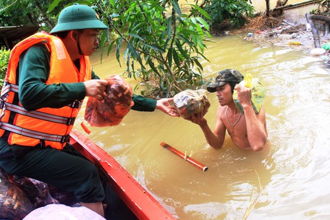 Bộ đội vượt lũ dữ cứu trợ dân Quảng Nam bị cô lập - Ảnh 6. Bộ đội vượt lũ dữ cứu trợ dân Quảng Nam bị cô lập - Ảnh 6.