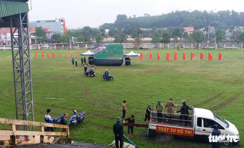 Mẹ Phan Văn Đức mổ heo đón bà con tới tiếp lửa bóng đá - Ảnh 2. Mẹ Phan Văn Đức mổ heo đón bà con tới tiếp lửa bóng đá - Ảnh 2.