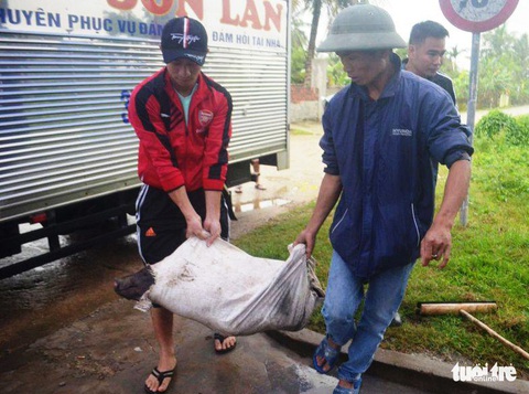 Mẹ Phan Văn Đức mổ heo đón bà con tới tiếp lửa bóng đá - Ảnh 4. Mẹ Phan Văn Đức mổ heo đón bà con tới tiếp lửa bóng đá - Ảnh 4.