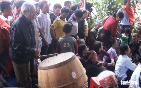 Mẹ Phan Văn Đức mổ heo đón bà con tới tiếp lửa bóng đá - Ảnh 5. Mẹ Phan Văn Đức mổ heo đón bà con tới tiếp lửa bóng đá - Ảnh 5.
