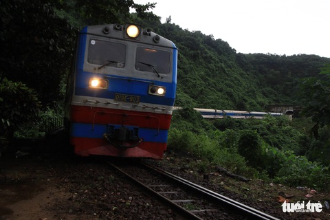 Trắng đêm cứu đường sắt qua đèo Hải Vân bị sạt lở - Ảnh 3. Trắng đêm cứu đường sắt qua đèo Hải Vân bị sạt lở - Ảnh 3.