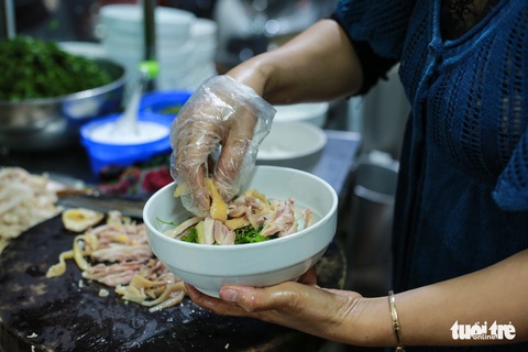 Đạo diễn Khải Hưng hơn 60 năm trường kỳ ăn phở - Ảnh 4. Đạo diễn Khải Hưng hơn 60 năm trường kỳ ăn phở - Ảnh 4.