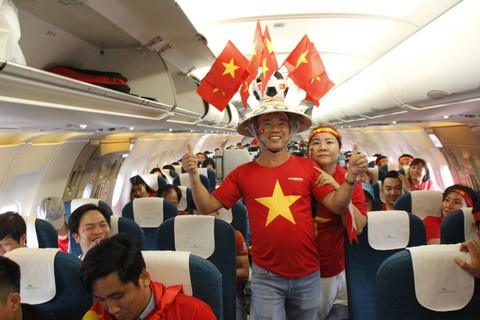 Cổ động viên Việt rần rần đổ bộ Malaysia - Ảnh 3. Cổ động viên Việt rần rần đổ bộ Malaysia - Ảnh 3.