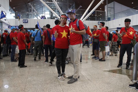 Cổ động viên Việt rần rần đổ bộ Malaysia - Ảnh 4. Cổ động viên Việt rần rần đổ bộ Malaysia - Ảnh 4.