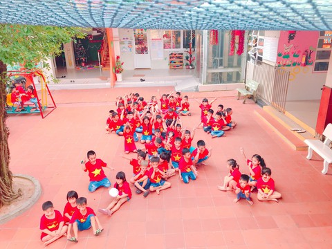 Phú Quốc: 500 học sinh và cô giáo trường mầm non cổ vũ tuyển VN - Ảnh 2. Phú Quốc: 500 học sinh và cô giáo trường mầm non cổ vũ tuyển VN - Ảnh 2.