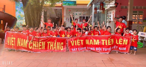 Phú Quốc: 500 học sinh và cô giáo trường mầm non cổ vũ tuyển VN - Ảnh 1. Phú Quốc: 500 học sinh và cô giáo trường mầm non cổ vũ tuyển VN - Ảnh 1.