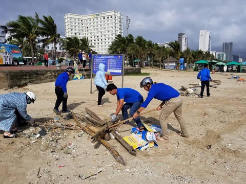 Hoa khôi sinh viên Việt Nam dọn vệ sinh bãi biển sau mưa lũ - Ảnh 4. Hoa khôi sinh viên Việt Nam dọn vệ sinh bãi biển sau mưa lũ - Ảnh 4.