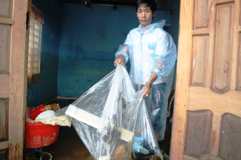 Tam Kỳ ngổn ngang sau khi nước rút - Ảnh 9. Tam Kỳ ngổn ngang sau khi nước rút - Ảnh 9.