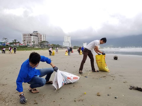 Hoa khôi sinh viên Việt Nam dọn vệ sinh bãi biển sau mưa lũ - Ảnh 5. Hoa khôi sinh viên Việt Nam dọn vệ sinh bãi biển sau mưa lũ - Ảnh 5.