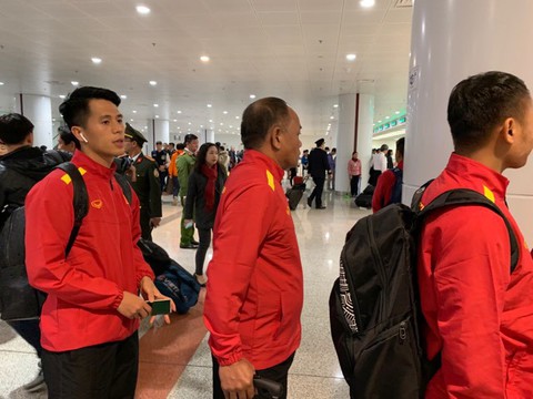 Tuyển Việt Nam về đến Hà Nội đêm khuya, người hâm mộ chờ đón - Ảnh 9. Tuyển Việt Nam về đến Hà Nội đêm khuya, người hâm mộ chờ đón - Ảnh 9.