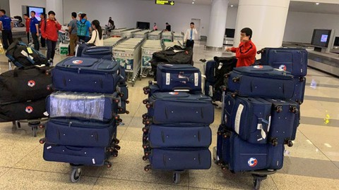 Tuyển Việt Nam về đến Hà Nội đêm khuya, người hâm mộ chờ đón - Ảnh 14. Tuyển Việt Nam về đến Hà Nội đêm khuya, người hâm mộ chờ đón - Ảnh 14.