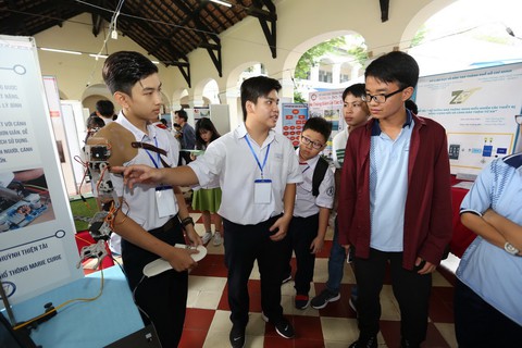 Cuộc thi của trò, cuộc chiến của thầy thì đã sao? - Ảnh 1. Cuộc thi của trò, cuộc chiến của thầy thì đã sao? - Ảnh 1.
