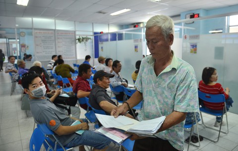 Tăng giá viện phí, cần sòng phẳng với người trả lương - Ảnh 1. Tăng giá viện phí, cần sòng phẳng với người trả lương - Ảnh 1.