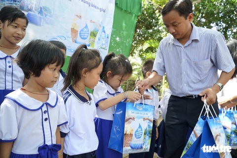 Sẻ chia sẻ nước sạch với học trò miền biên giới Đồng Tháp - Ảnh 4. Sẻ chia sẻ nước sạch với học trò miền biên giới Đồng Tháp - Ảnh 4.