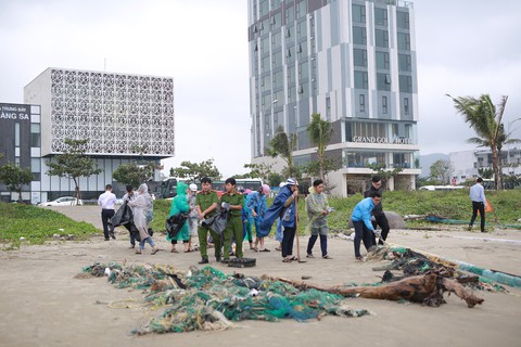 Hoa khôi sinh viên Việt Nam dọn vệ sinh bãi biển sau mưa lũ - Ảnh 7. Hoa khôi sinh viên Việt Nam dọn vệ sinh bãi biển sau mưa lũ - Ảnh 7.