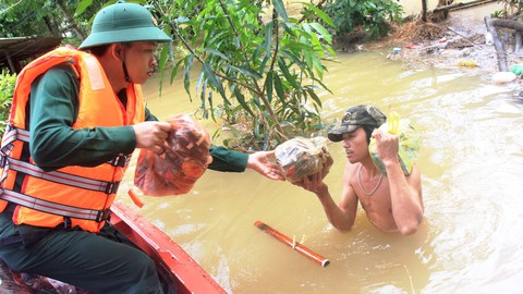 Miền Trung: đồng bằng ngập sâu, miền núi sạt lở - Ảnh 1. Miền Trung: đồng bằng ngập sâu, miền núi sạt lở - Ảnh 1.