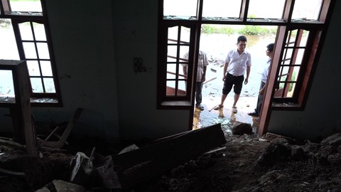 Quảng Ngãi: một nhà văn hóa xã bị núi lở vùi lấp - Ảnh 3. Quảng Ngãi: một nhà văn hóa xã bị núi lở vùi lấp - Ảnh 3.