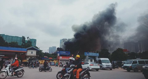 Cháy gara ôtô gần sân Mỹ Đình, nhiều xe hơi bị thiêu rụi - Ảnh 1. Cháy gara ôtô gần sân Mỹ Đình, nhiều xe hơi bị thiêu rụi - Ảnh 1.