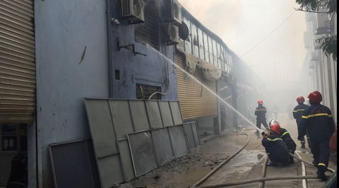 Cháy gara ôtô gần sân Mỹ Đình, nhiều xe hơi bị thiêu rụi - Ảnh 2. Cháy gara ôtô gần sân Mỹ Đình, nhiều xe hơi bị thiêu rụi - Ảnh 2.