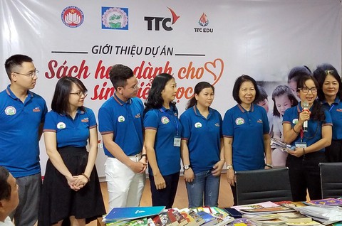 Tặng sách, tặng cả bầu nhiệt huyết - Ảnh 1. Tặng sách, tặng cả bầu nhiệt huyết - Ảnh 1.