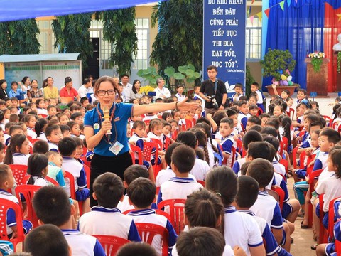 Tặng sách, tặng cả bầu nhiệt huyết - Ảnh 3. Tặng sách, tặng cả bầu nhiệt huyết - Ảnh 3.
