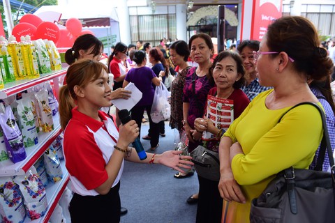 VN xuất khẩu thực phẩm sạch, nhưng người dân vẫn sống chung với thực phẩm bẩn - Ảnh 1. VN xuất khẩu thực phẩm sạch, nhưng người dân vẫn sống chung với thực phẩm bẩn - Ảnh 1.